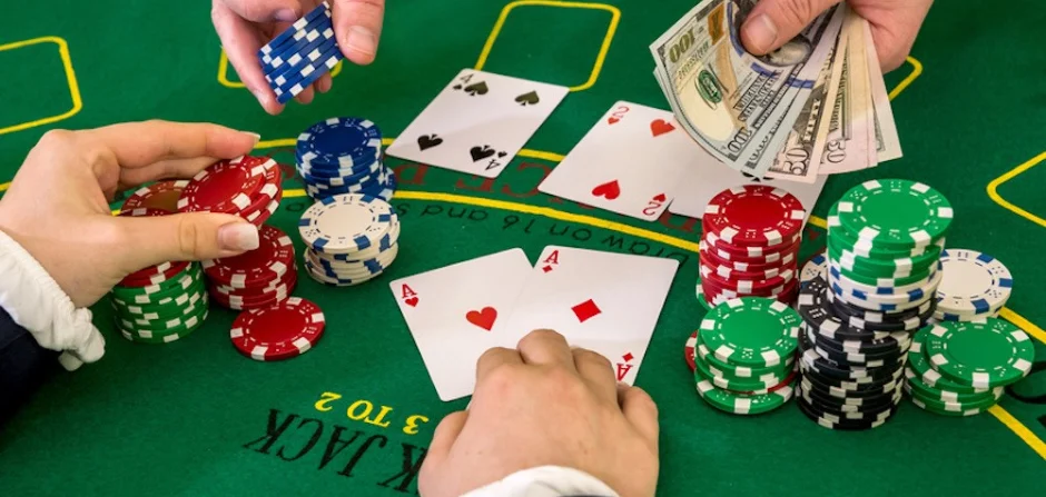 Is poker or blackjack more profitable ?